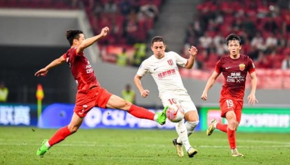 mk体育-防线不稳+失误送礼 成都遇强即败争冠再掉队