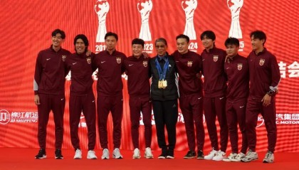 mk体育-吕文君回归根宝基地幕后：曾多次与恩师徐根宝进行长时间单独交流