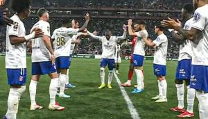 mk体育官网-里昂传奇！拉卡泽特告别战双响后被换下，享受列队致敬