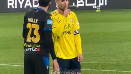 mk体育-C罗和布赖代球员禁区内互动，C罗用手势示意对手“少说多做”