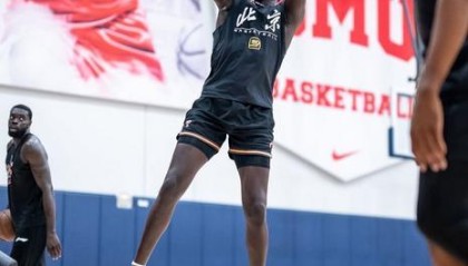 mk体育-还能回来吗？奥莫特身穿北京男篮训练服训练 球迷热议一边倒