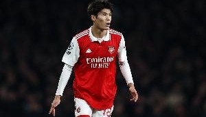 记者：富安健洋防线每个位置都表现很好，这样结束枪手生涯太可惜